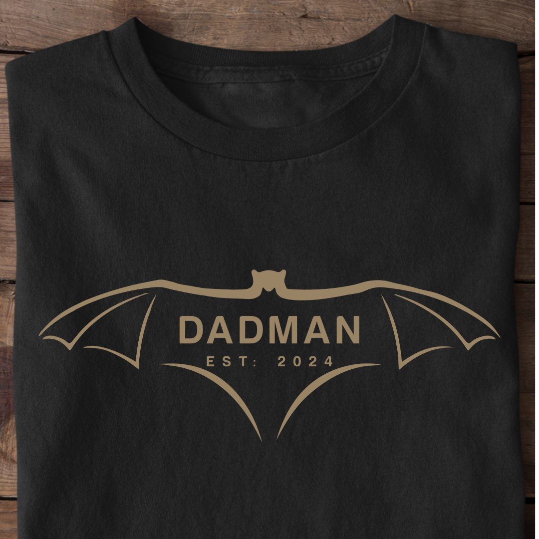 DADMAN 2024 Premium Edition, data personalizável - Camisa Premium