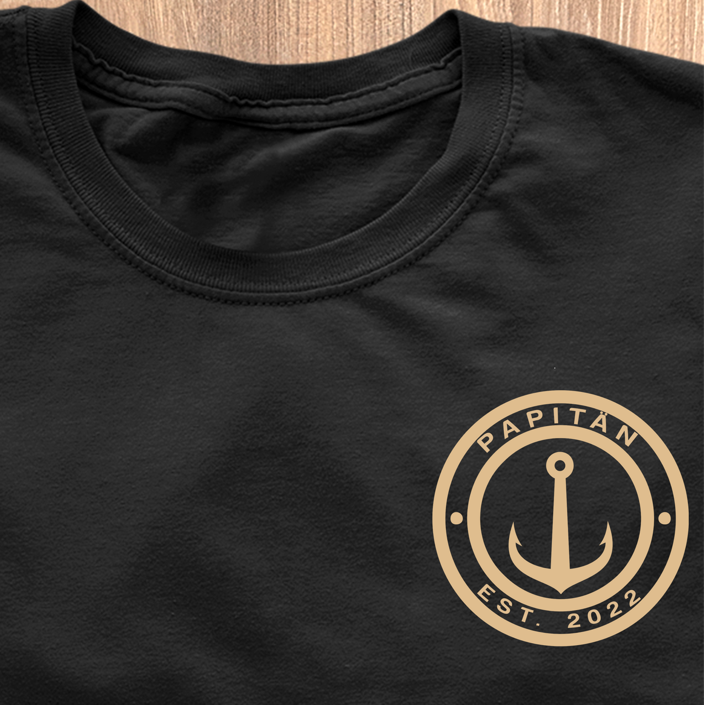 Papitan Chest T-Shirt - Datum personaliséiert